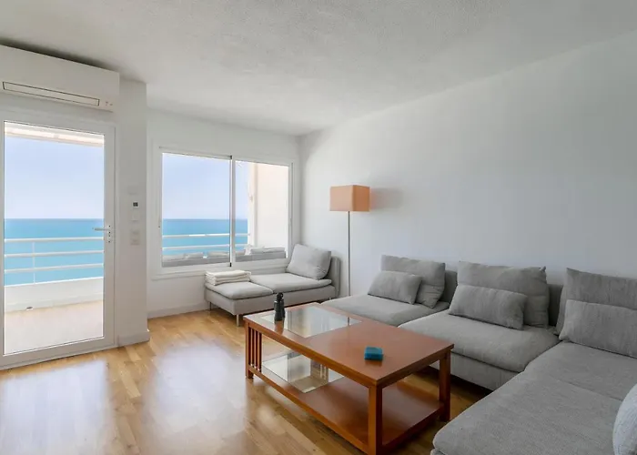 Lovely Beachfront Apartment With Panoramic Views