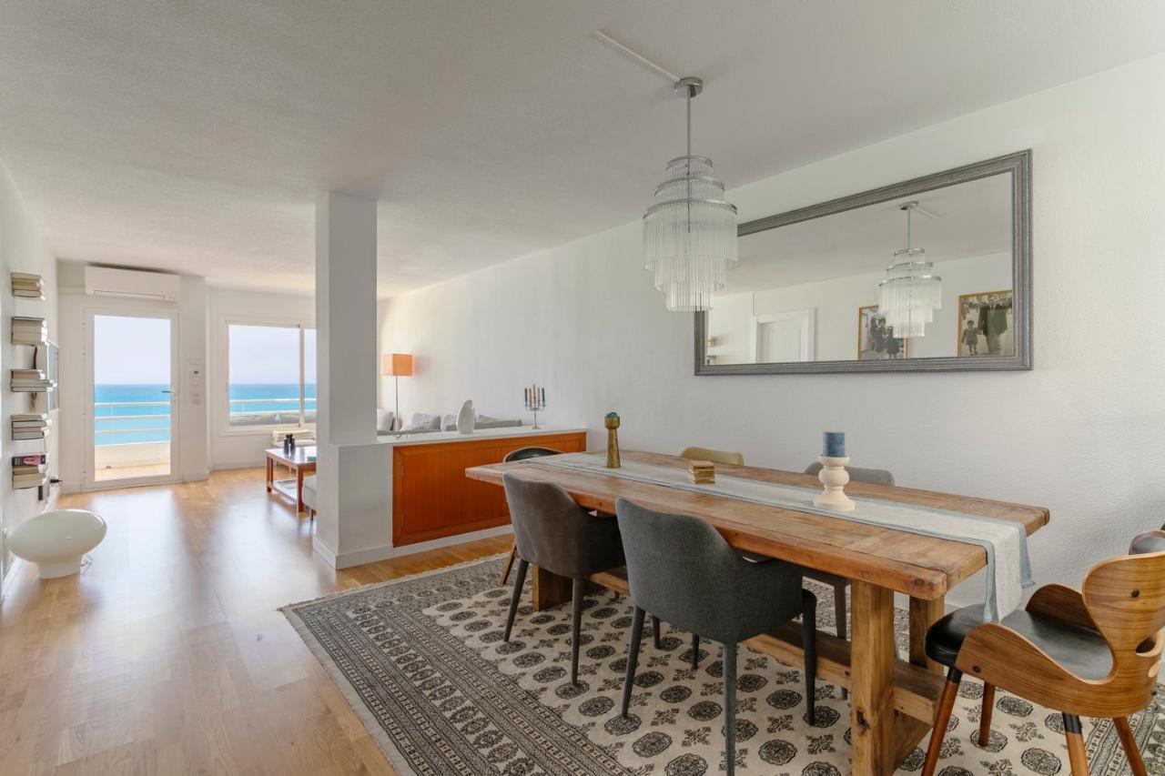 Lovely Beachfront With Panoramic Views Apartment