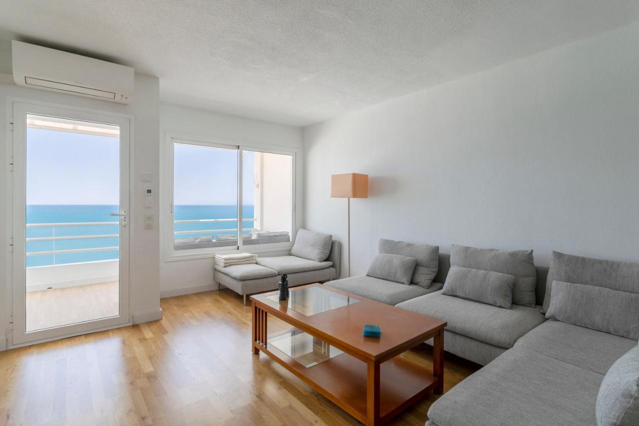 Lovely Beachfront With Panoramic Views